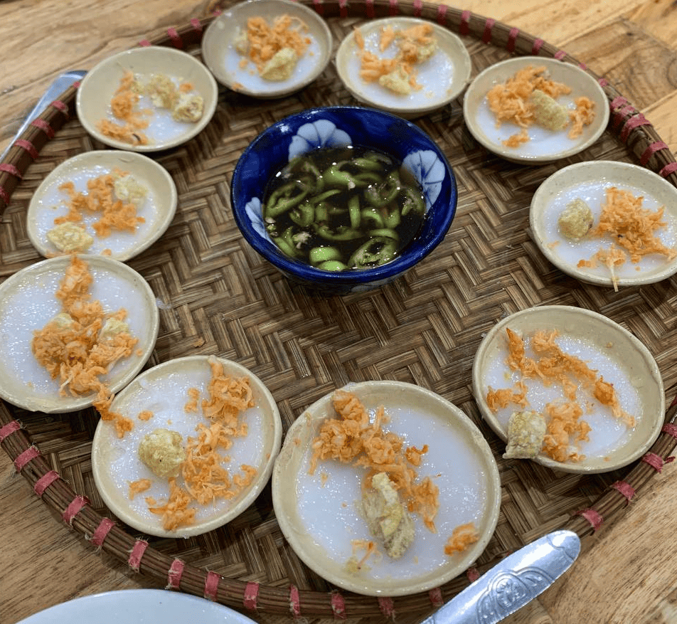 Eat Banh Xeo in Da Nang Walking Food Tours - operated by X.o Food Tours.