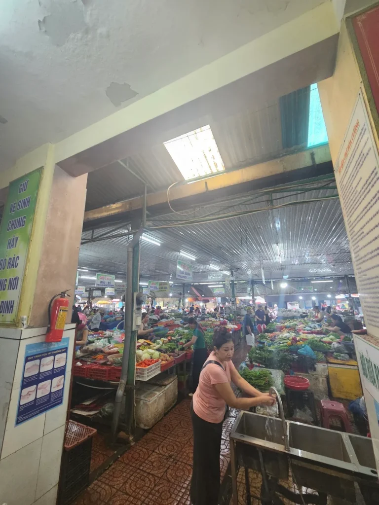 Hoa Cuong market