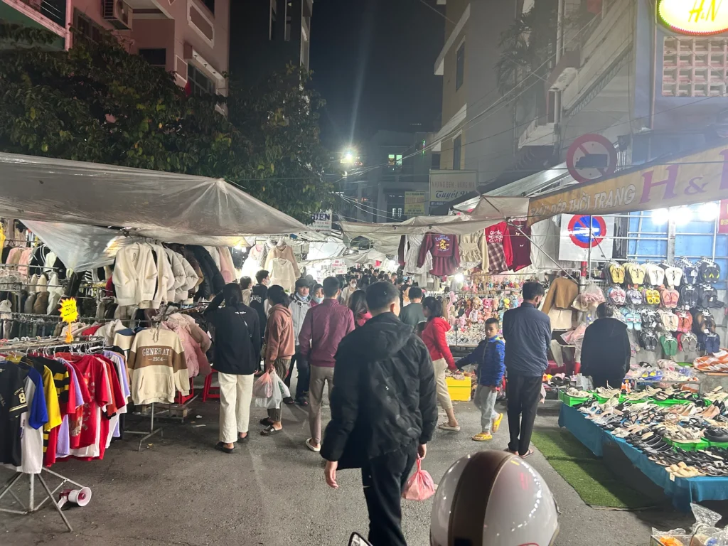 Le Duan night market - where you can buy cheap clothes and souvenir for your Da Nang trip